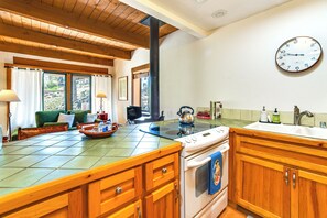 Réfrigérateur, micro-ondes, plaque de cuisson, lave-vaisselle