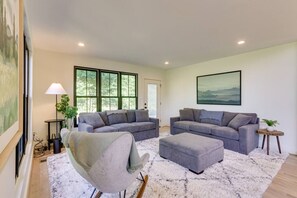 Smart TV, fireplace - Nature Escape | Pond  Dock  Fire Pit  Trails (Bluemont)