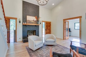 Smart TV, fireplace - Nature Escape | Pond  Dock  Fire Pit  Trails (Bluemont)