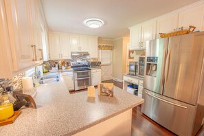 Fridge, microwave, oven, stovetop - Roomy Retreat: Martinsville Speedway  Casino  Golf (Martinsville)