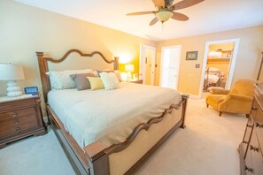 6 slaapkamers, een bureau, een strijkplank/strijkijzer, reisbedje