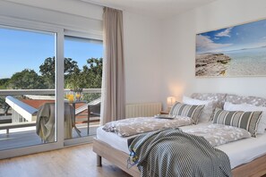 7 soverom, skrivebord, strykejern/-brett og reiseseng for barn