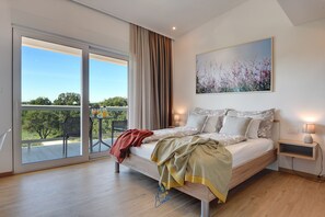 7 Schlafzimmer, Schreibtisch, Bügeleisen/Bügelbrett, Reisekinderbett