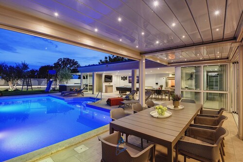Großes Villa Sanctuary für 14 Personen mit Pool und Whirlpool, in Strandnähe