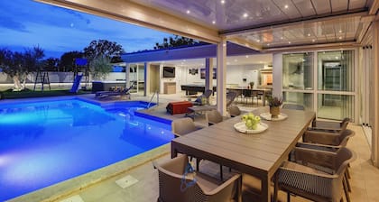 Großes Villa Sanctuary für 14 Personen mit Pool und Whirlpool, in Strandnähe