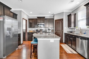 Refrigerador, microondas, horno y parrilla de estufa 