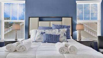 5 habitaciones, escritorio y tabla de planchar con plancha