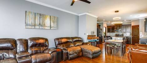 Smart TV, chimenea y oficina