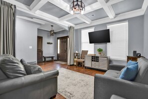 Smart TV, chimenea y oficina 