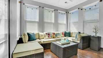 TV connectée, cheminée, espaces bureaux