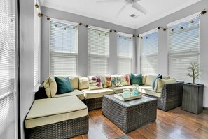 Smart TV, chimenea y oficina 