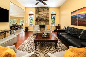 Smart TV, table football - Hot Tub • Mountain Views • Game Room • Pet-Friendly Near Biltmore (Asheville)