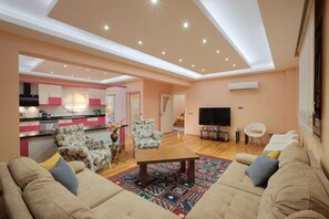 Smart TV, fireplace - Charming 4-bedroom estate with WiFi, swimming pool and AC in enchanting Fethiye (Fethiye)