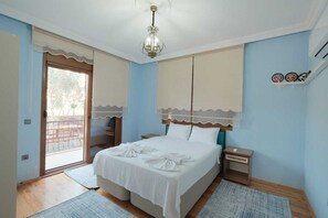 4 bedrooms, iron/ironing board, WiFi, bed sheets - Charming 4-bedroom estate with WiFi, swimming pool and AC in enchanting Fethiye (Fethiye)