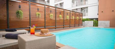 Una piscina al aire libre