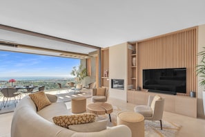 Smart TV y chimenea 