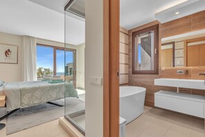 2 habitaciones, escritorio y tabla de planchar con plancha 