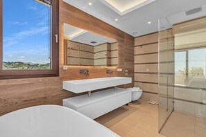 Regadera, secadora de cabello, toallas, jabón 