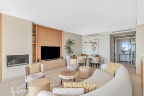 Smart TV y chimenea 
