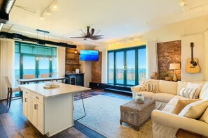 Smart TV - Spacious Wrap Around Patio Incredible Views Lake Erie Cedar Point! (Sandusky)