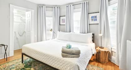 Saint James Manor - Sleeps 24 in Style & Comfort with Parking