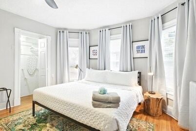 Saint James Manor - Sleeps 24 in Style & Comfort with Parking