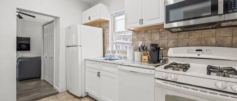 Refrigerador, microondas, parrilla de estufa y lavavajillas