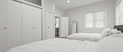 3 slaapkamers, een strijkplank/strijkijzer, internet, beddengoed