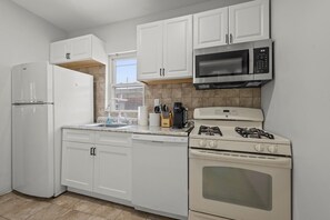 Réfrigérateur, micro-ondes, plaque de cuisson, lave-vaisselle