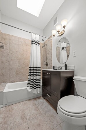 Regadera, toallas, jabón, papel de baño