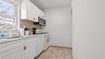 Kühlschrank, Mikrowelle, Herdplatte, Geschirrspüler