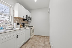 Kühlschrank, Mikrowelle, Herdplatte, Geschirrspüler