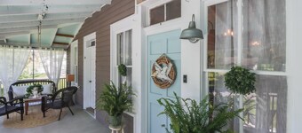 Historical Beach Cottage in the core of downtown and a short walk to the beach