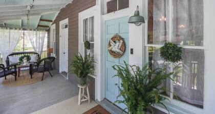 Historical Beach Cottage in the core of downtown and a short walk to the beach