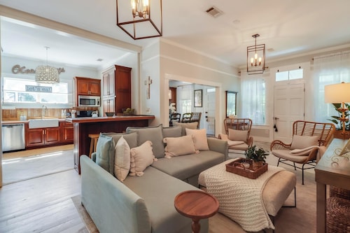 Historical Beach Cottage in the core of downtown and a short walk to the beach