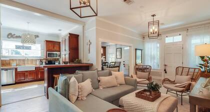 Historical Beach Cottage in the core of downtown and a short walk to the beach