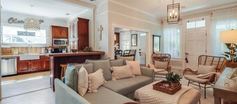 Historical Beach Cottage in the core of downtown and a short walk to the beach