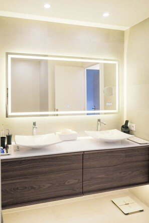 Douche, sèche-cheveux, bidet, serviettes fournies