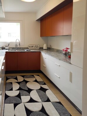 Fridge, microwave, oven, stovetop - 3-br, 2-ba modern luxury in central Paris with A/C. Fully equipped! (Paris)