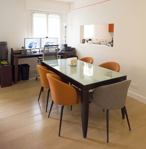 Interior - 3-br, 2-ba modern luxury in central Paris with A/C. Fully equipped! (Paris)