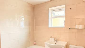 Asciugacapelli, asciugamani, sapone, carta igienica