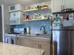 Køleskab, mikrobølgeovn, ovn, kogeplade