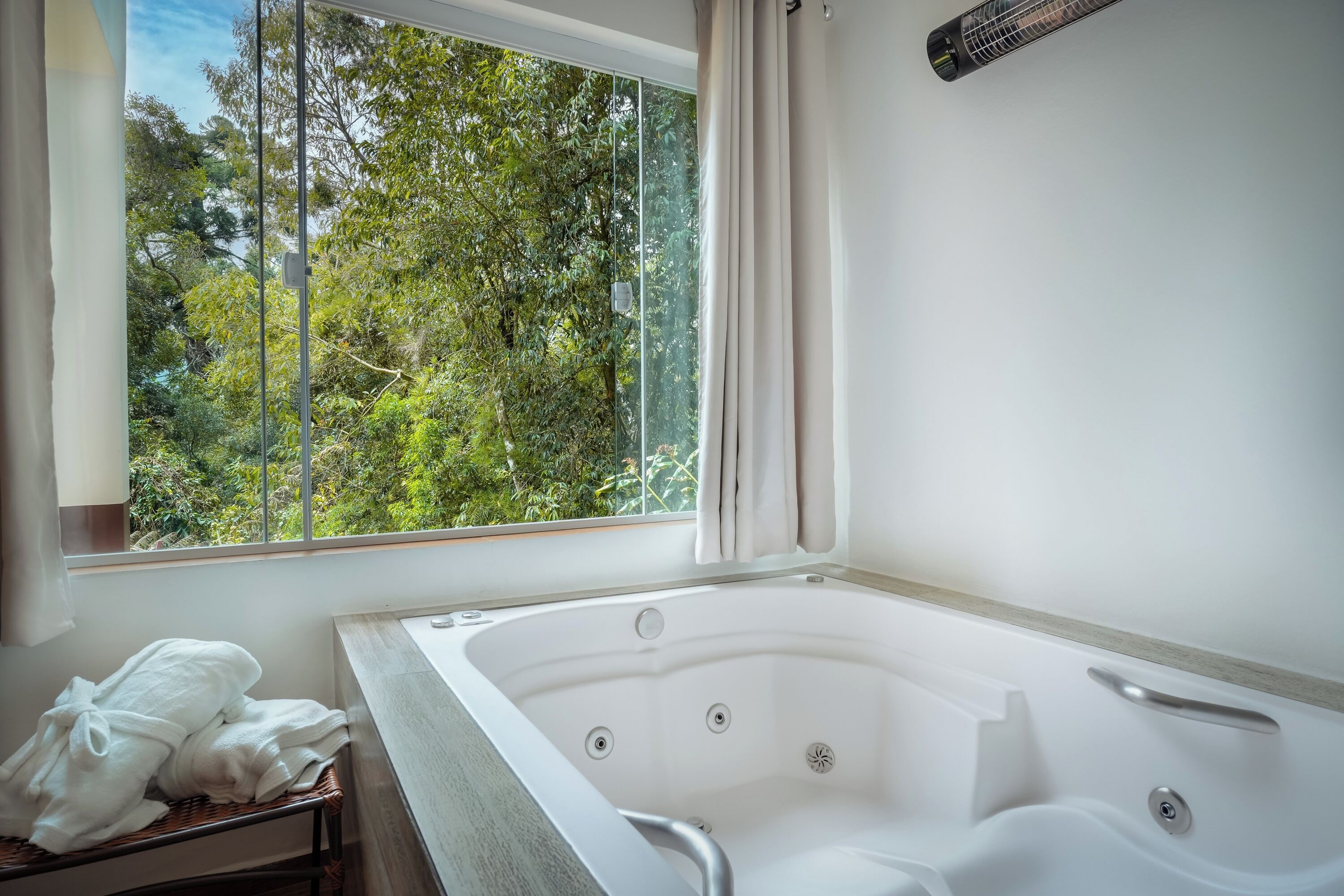 Chalé conforto, vista para o jardim | Banheira de hidromassagem particular