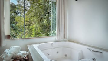 Comfort Chalet, Garden View | Private spa tub