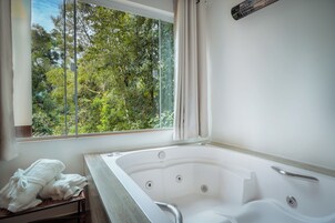 Comfort Chalet, Garden View | Private spa tub