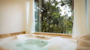 Chalé presidencial, sacada, vista para o jardim | Banheira de hidromassagem
