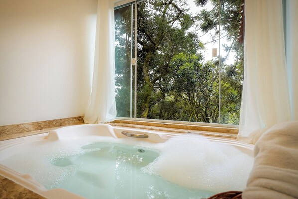 Presidential-Chalet, Balkon, Gartenblick | Whirlwanne