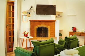 Superior Chalet, Balcony, Garden View | 1 bedroom, free WiFi, bed sheets