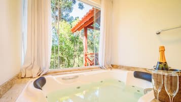 Chalet Présidentiel, balcon, vue jardin | Bain à remous privé