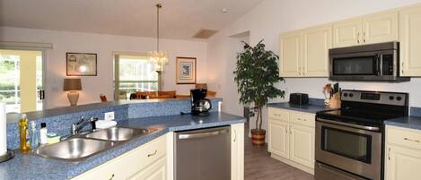 ثلاجة، ميكروويف، فرن، موقد طهي مسطح